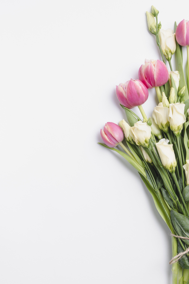 Букет тюльпанов и цветов эустомы на сером фоне, шаблон