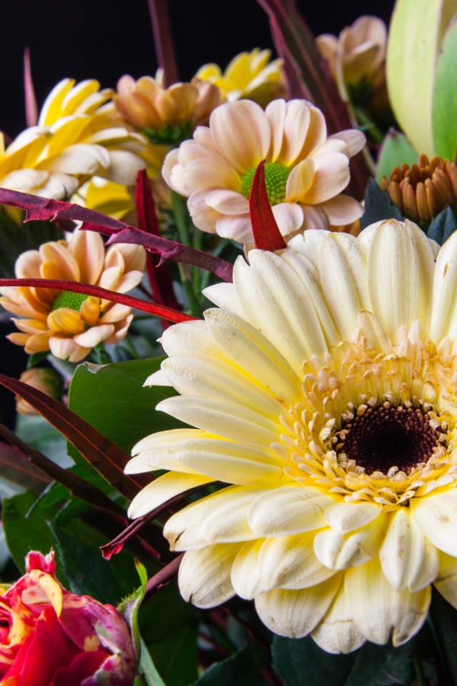 Букет с цветами герберы, розы и хризантемы