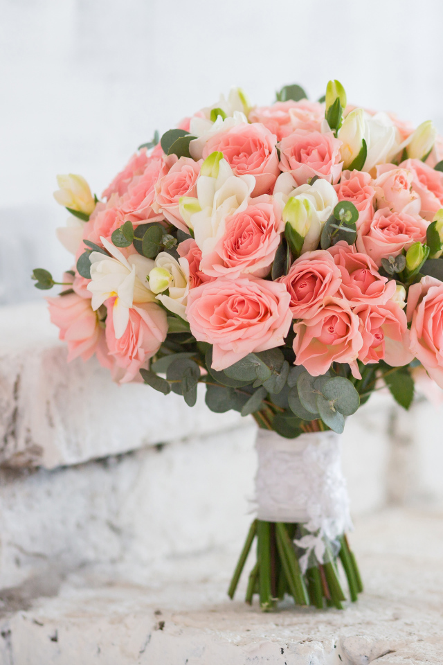 Букет с цветами розовых роз и белых цветов фрезии 