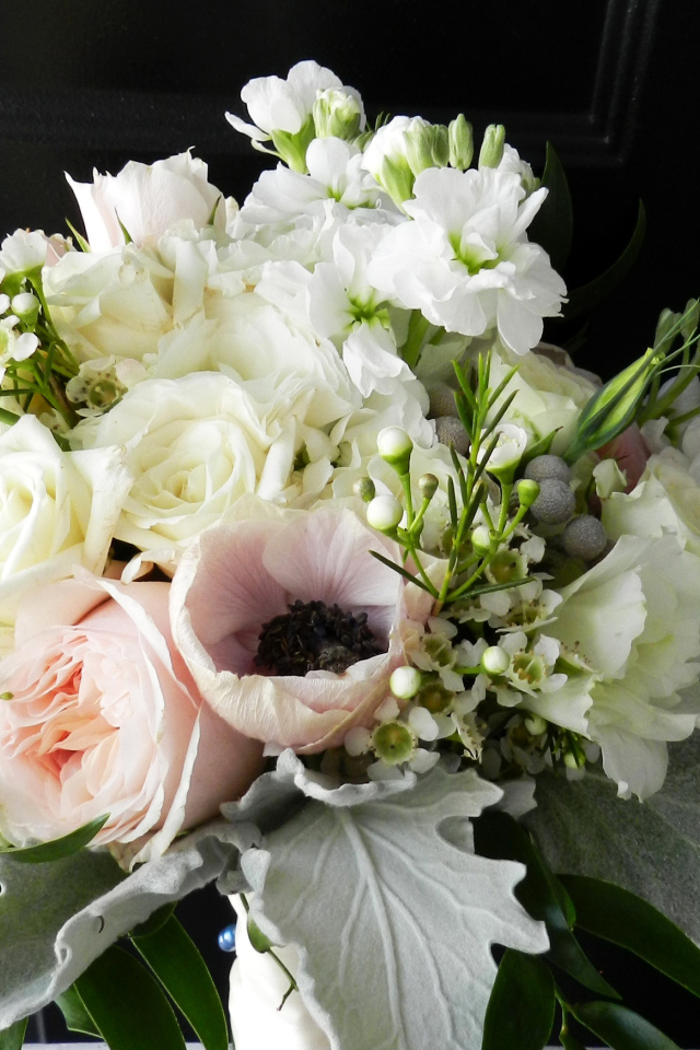 Букет с цветами розы,  анемоны и маттиолы