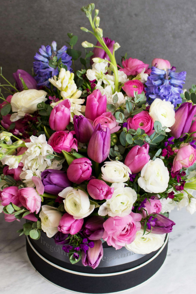 Букет с цветами розы, тюльпанов, маттиолы, и гиацинта 