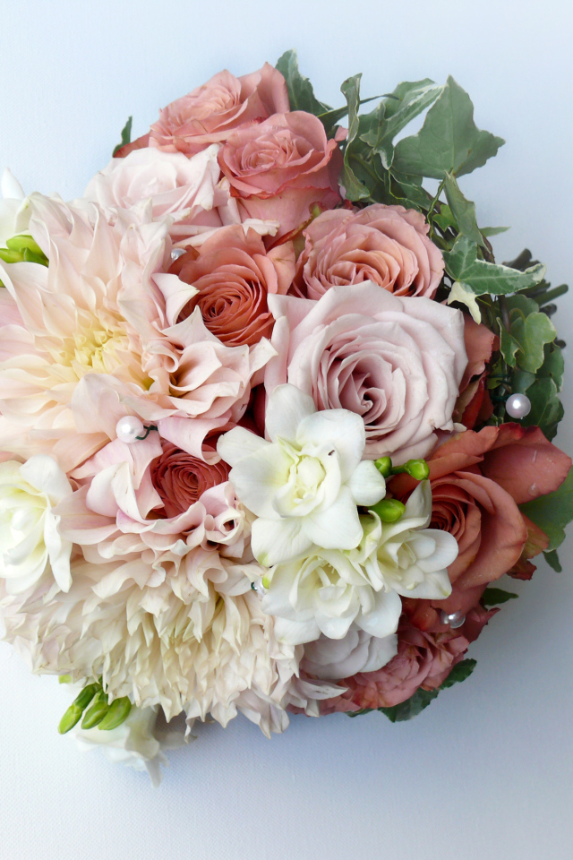 Букет с цветами роз и георгин на сером фоне 