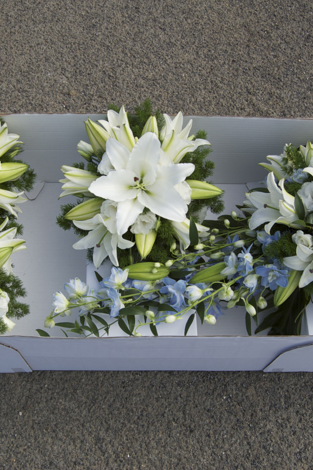 Букеты с белыми цветами лилии и эустомы