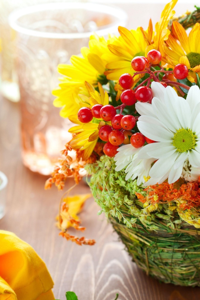 Цветы хризантемы в корзине с ягодами калины 