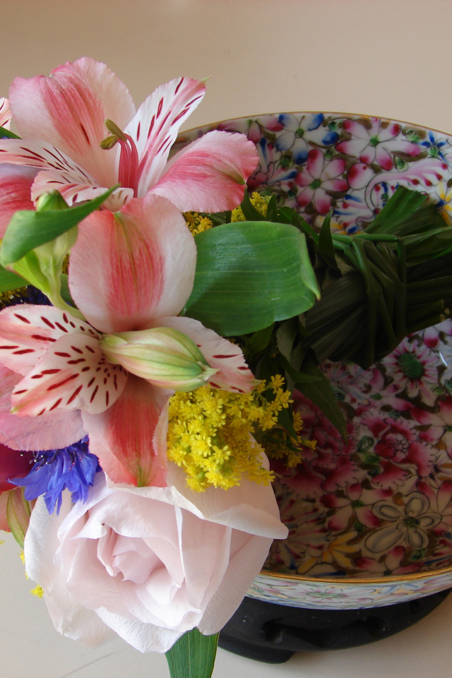 Нежный букет с цветами розы, тюльпана и альстромерии