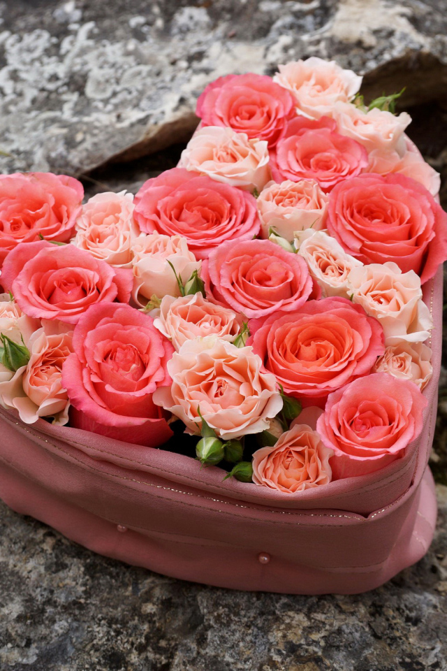 Нежные розы в коробке в форме сердца