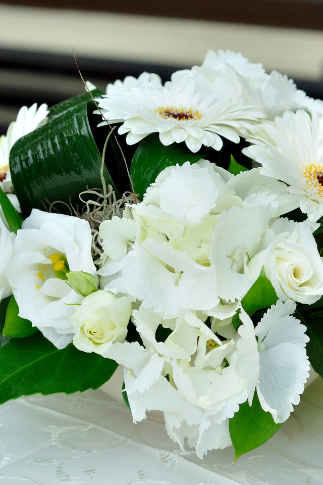 Праздничный букет с цветами роз, эустомы и герберы