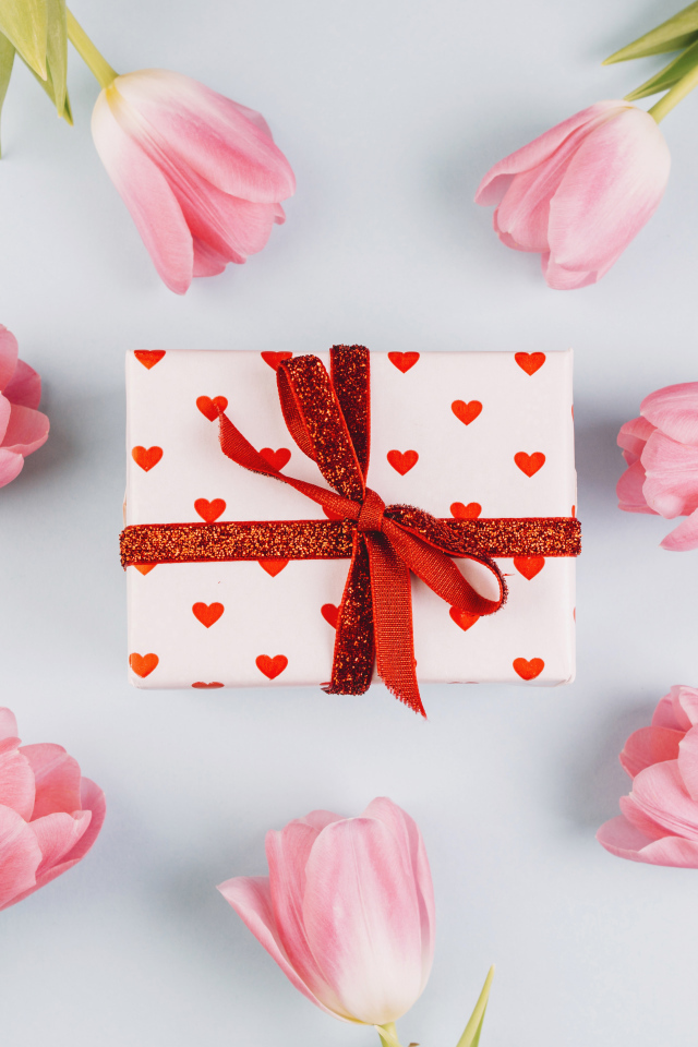 Подарок с розовыми тюльпанами на сером фоне 