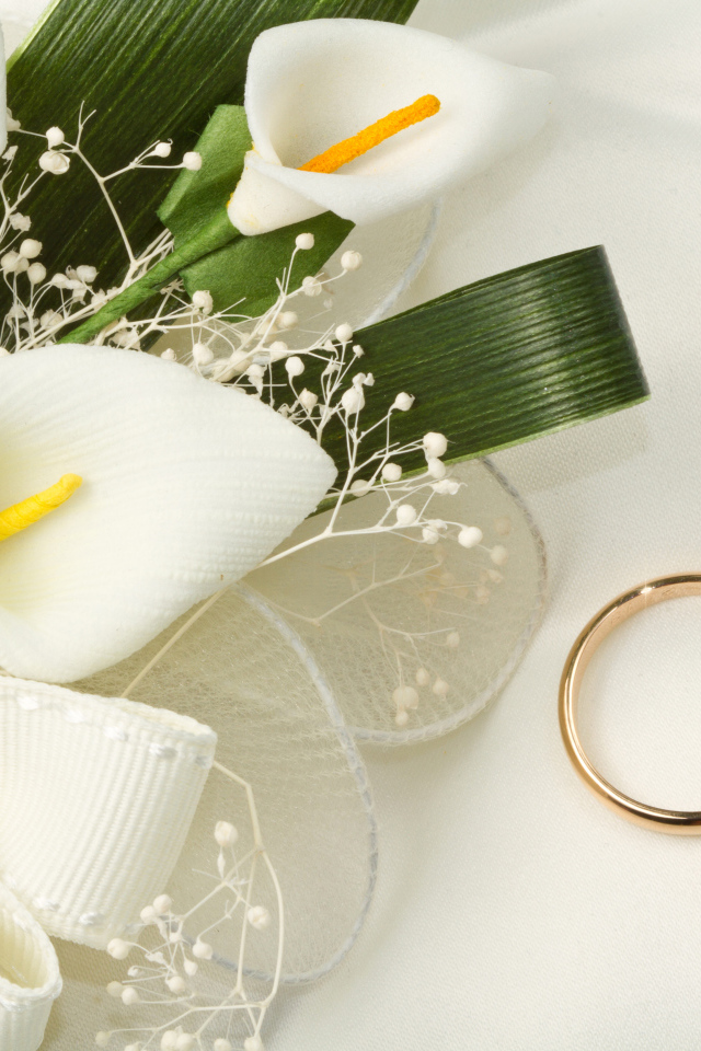 Золотые обручальные кольца с букетом белых калл 