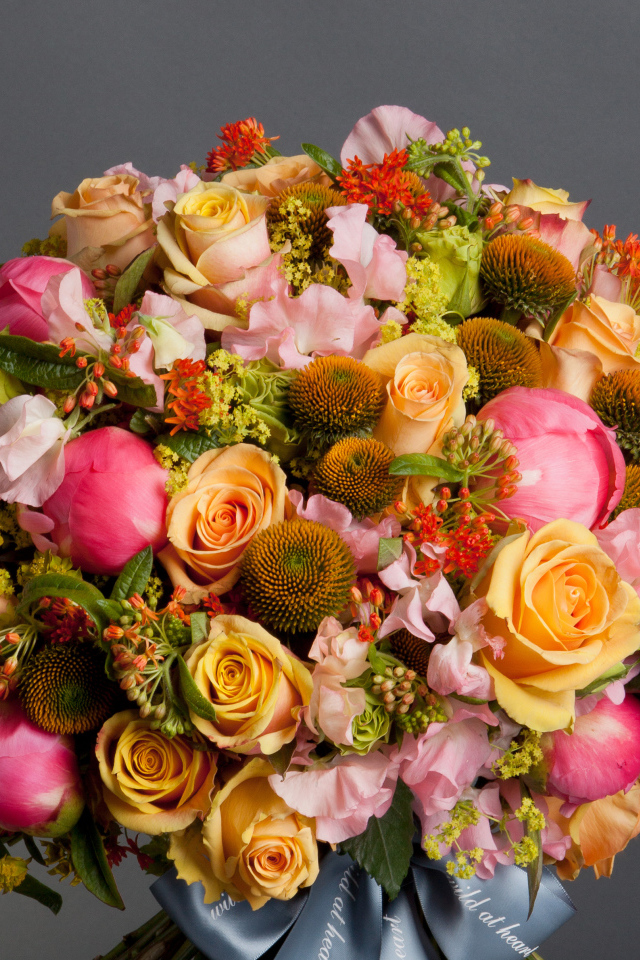 Большой красивый букет цветов на сером фоне