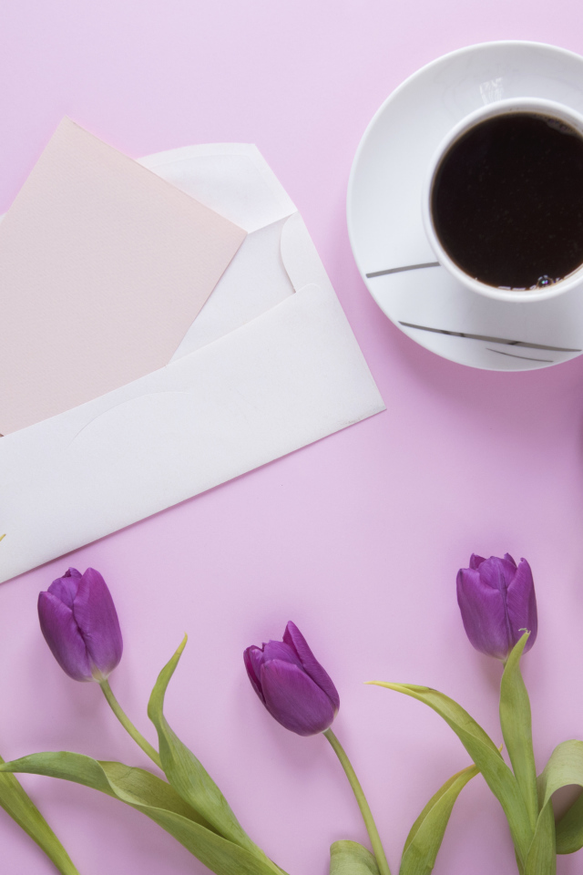 Сиреневые тюльпаны с письмом и чашкой кофе на столе 