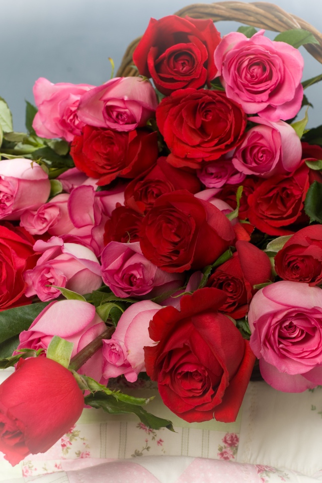 Красные и розовые розы в корзине