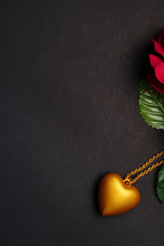 Красная искусственная роза с кулоном в форме сердца