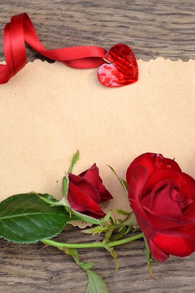 Красные розы и сердечко, фон для поздравительной открытки