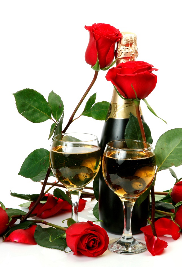 Красные розы с бутылкой шампанского и бокалами на белом фоне