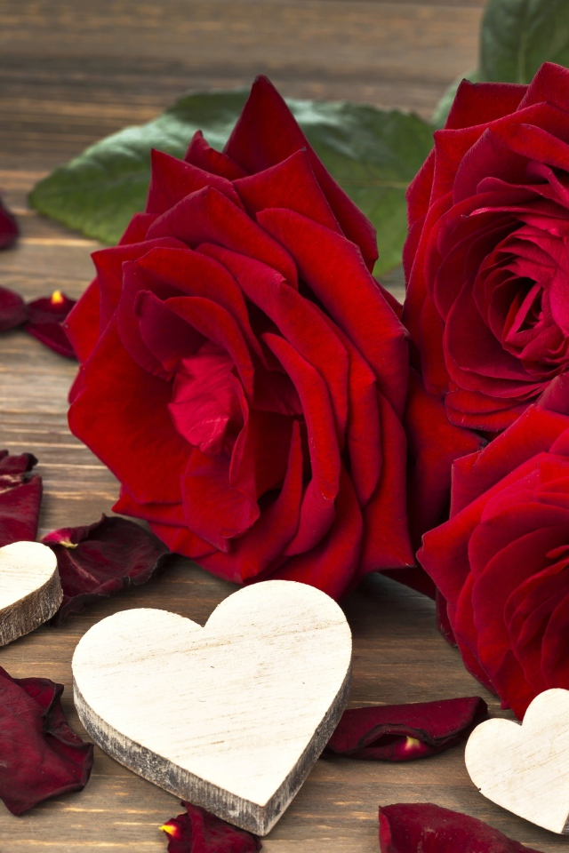 Три крупные красные розы с деревянными сердечками