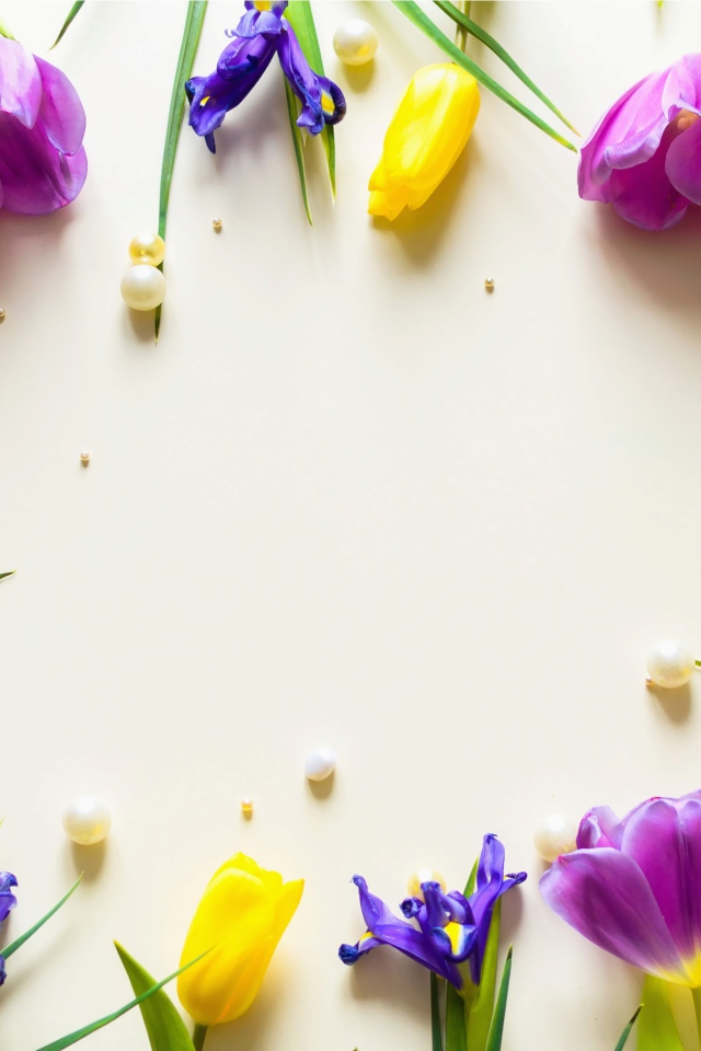 Тюльпаны  и ирисы с жемчужинами на столе 