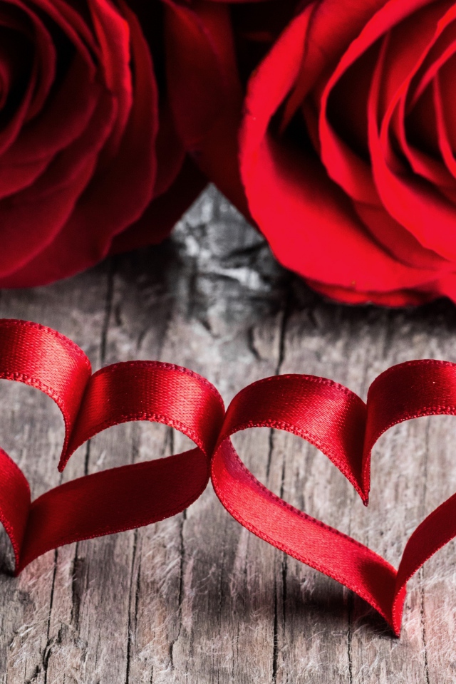 Две красные розы с красными сердцами из ленты