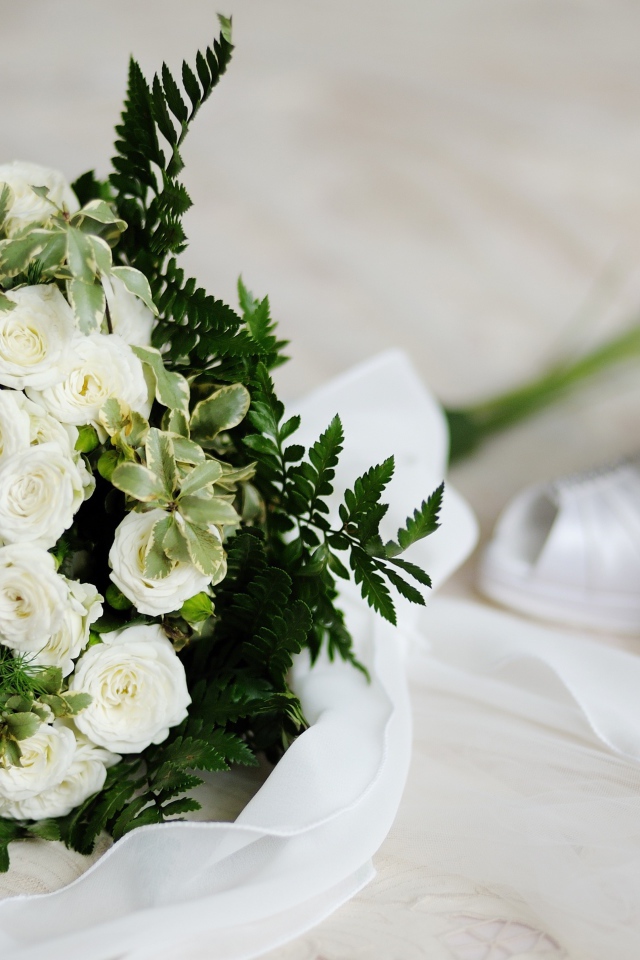 Свадебный букет роз с белыми туфлями