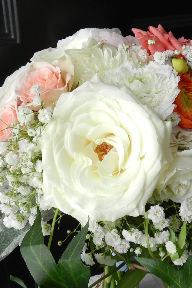 Свадебный букет с цветами роз, хризантем и лютиков