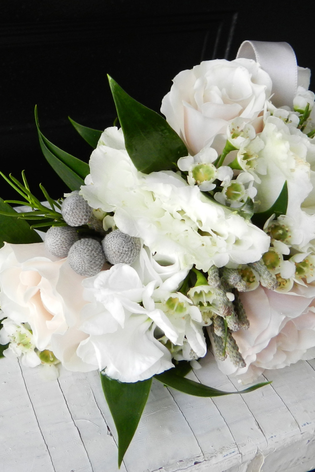 Свадебный букет с цветами розы и эустомы