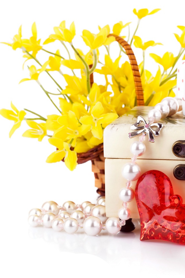 Желтые цветы с подарками на белом фоне