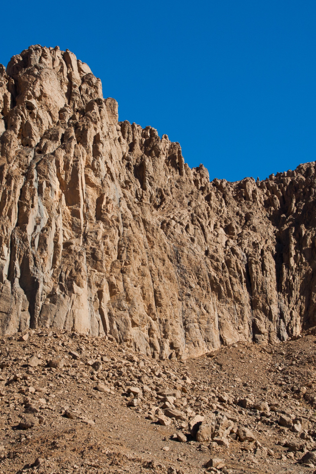 Скала под чистым голубым небом