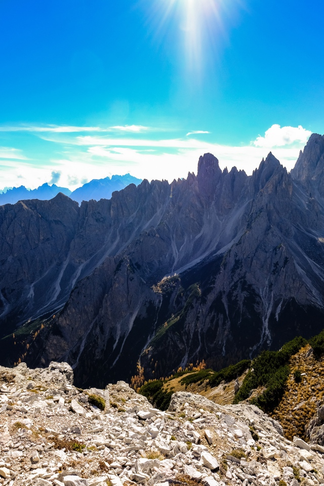 Яркое солнце в голубом небе над горами