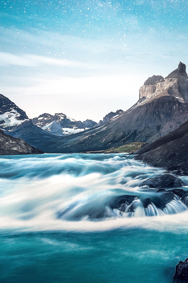 Быстрая река среди каменных горных берегов