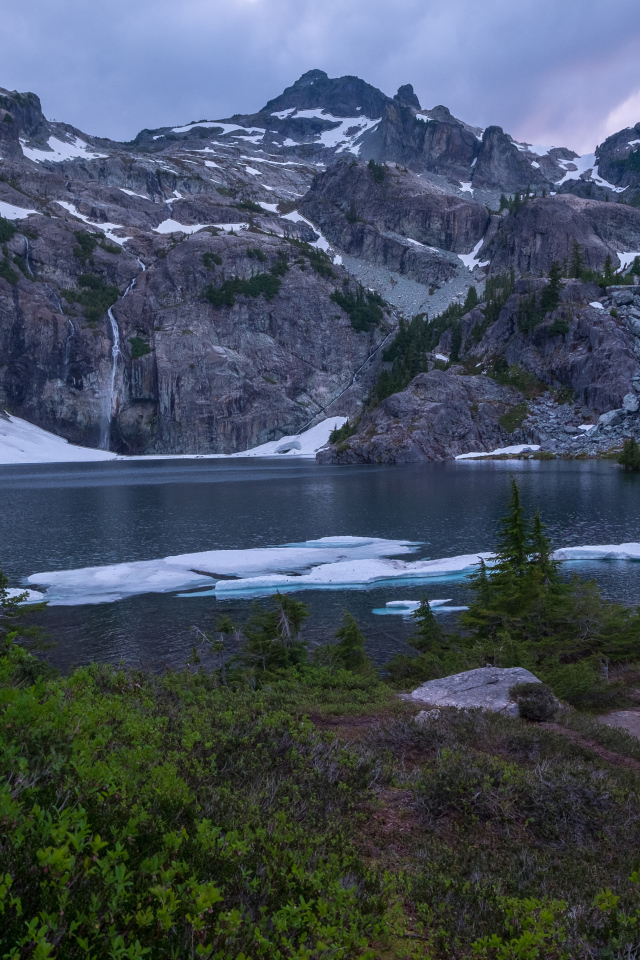 Озеро на фоне гор в национальном парке Глейшер. Канада