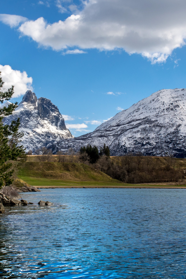 Горное озеро на фоне гор под красивым небом