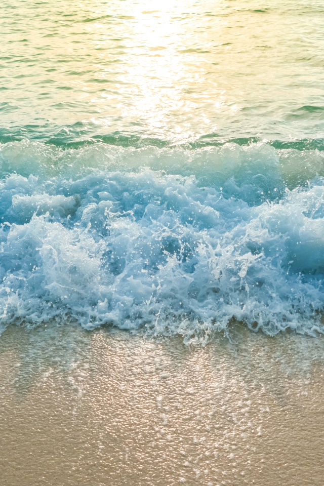 Голубая волна на желтом морском песке