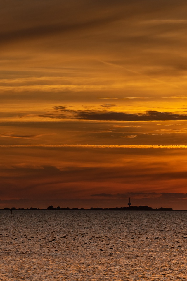 Спокойное море на фоне красивого неба на закате