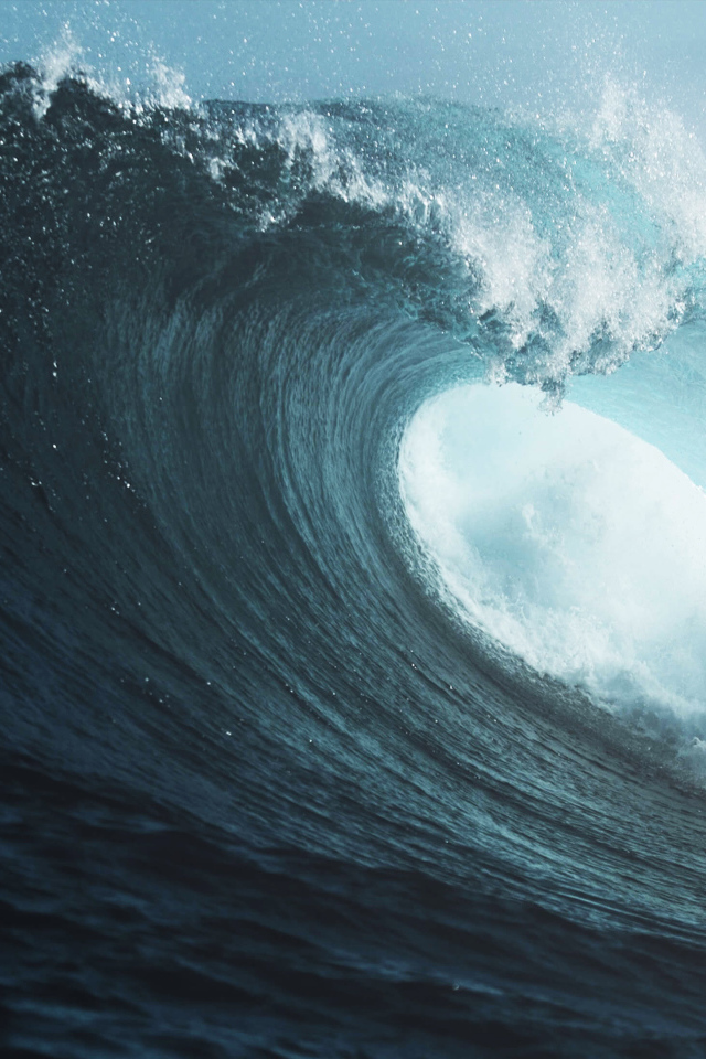 Высокая морская волна на фоне неба 