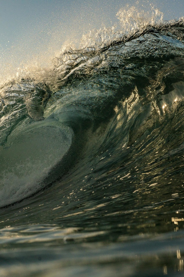 Высокая волна в море летом