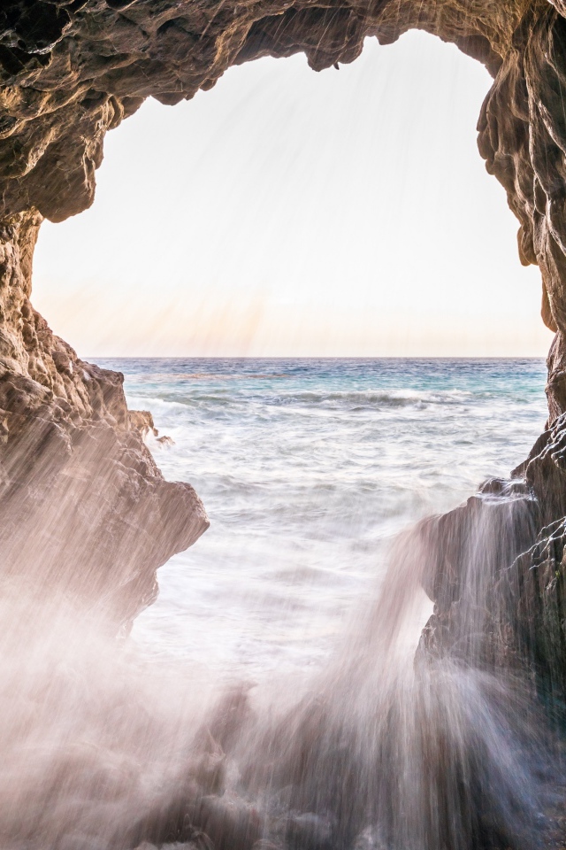 Брызги моря бьются о скалы