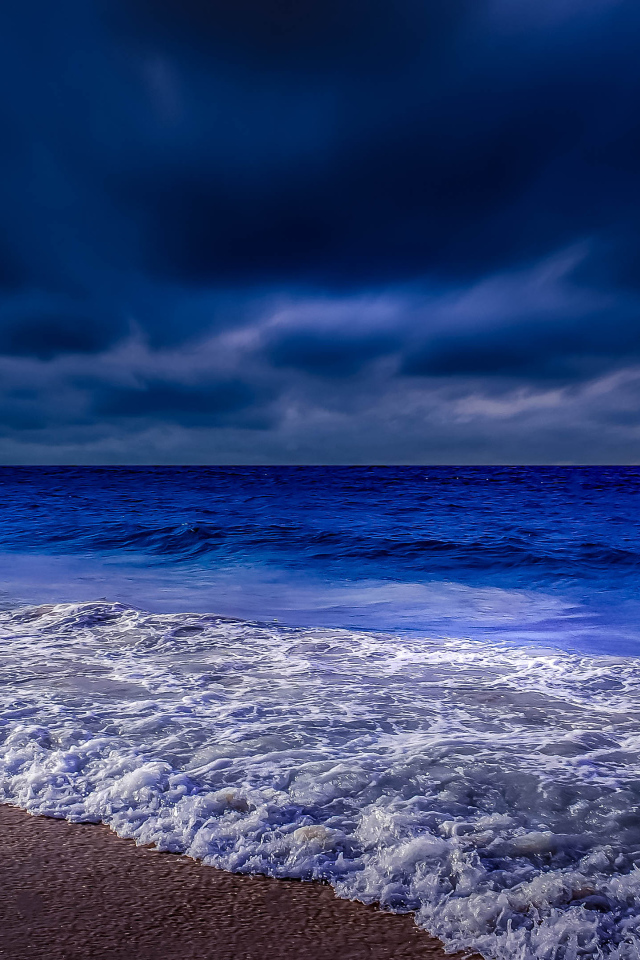 Ночь окутала морское побережье