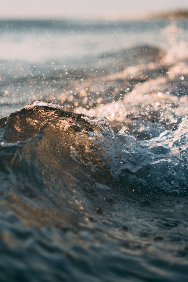 Бушующие морские волны у берега