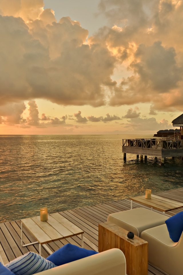 Красивый закат солнца на Мальдивах