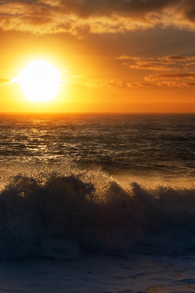 Красивый закат солнца в море 