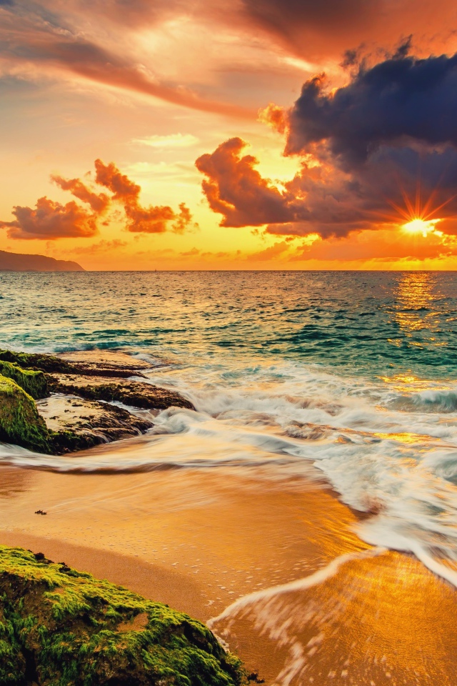 Красивый закат солнца на морском побережье 