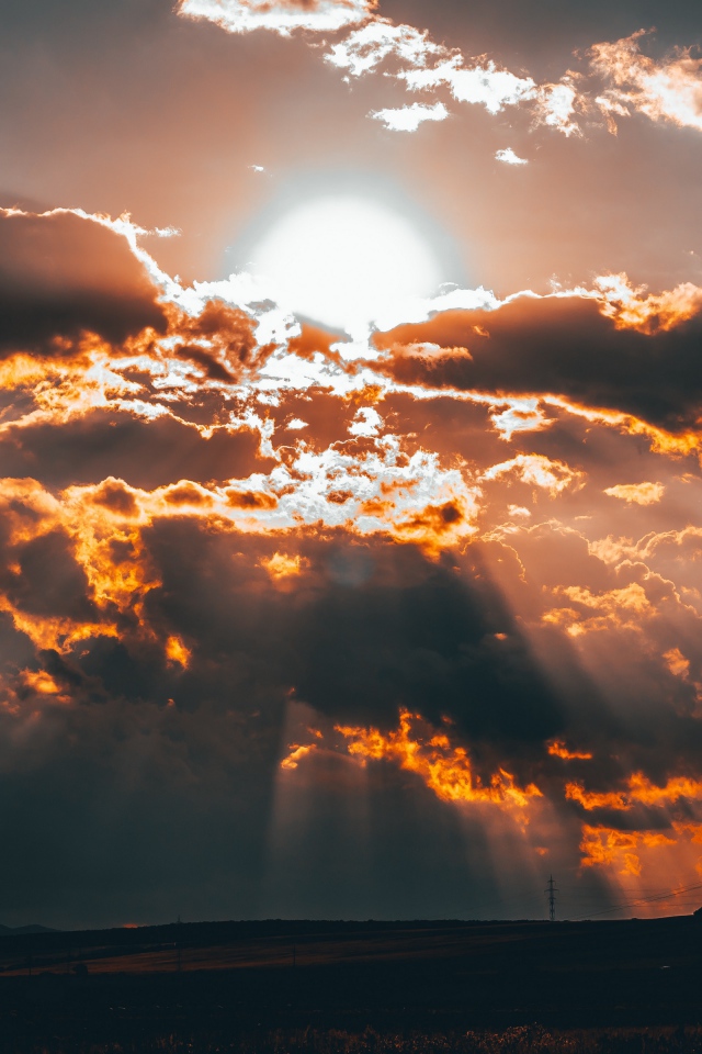 Яркое солнце в облаках на закате 
