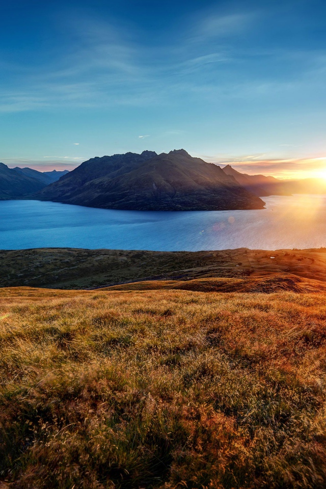 Рассвет над горами в голубом небе