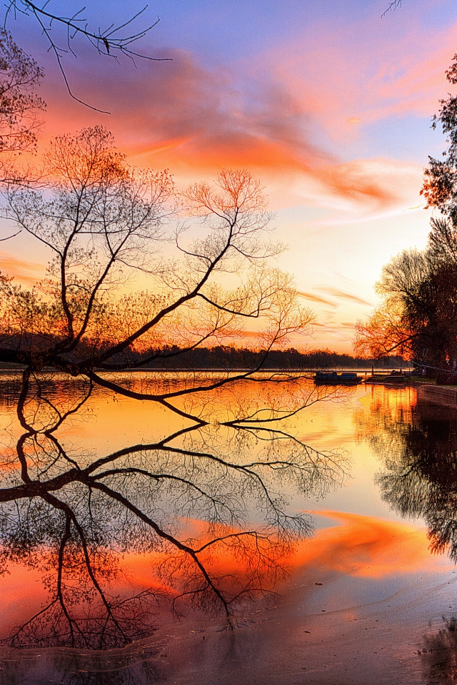 Розовый закат отражается в озере