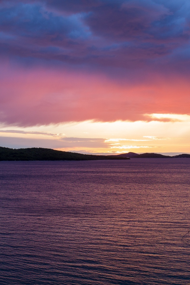 Спокойная вода в озере под красивым небом на закате