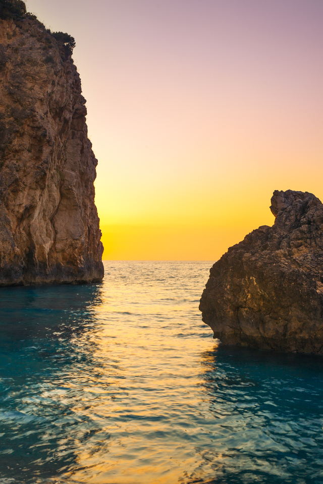 Скалы в океане на закате