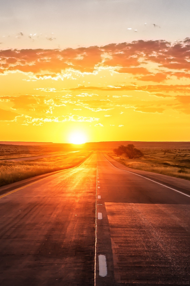 Ровная дорога на закате солнца 