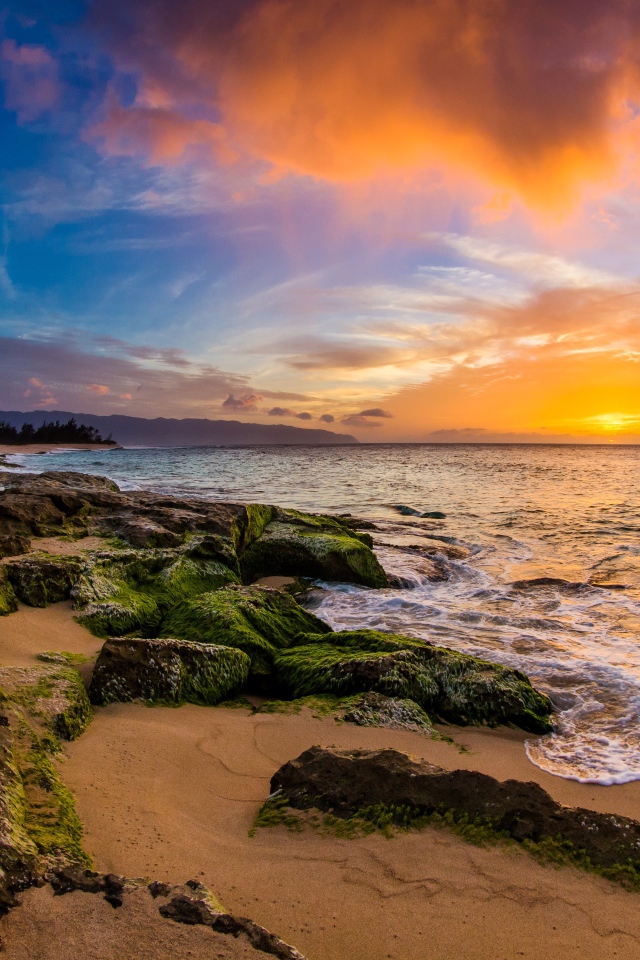 Каменный берег у моря на закате солнца