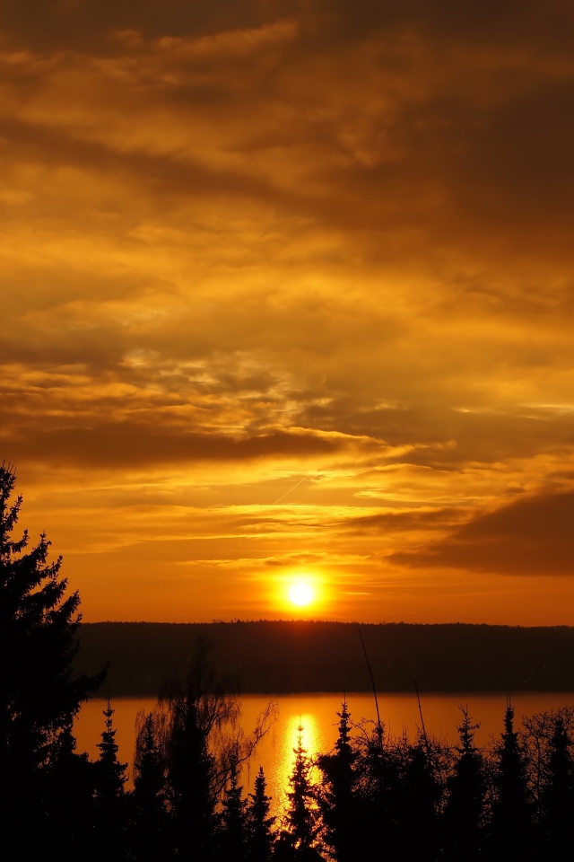Закат солнца в небе над озером