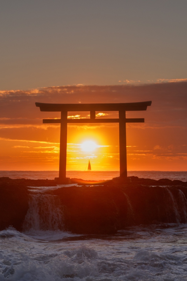 Закат солнца в бушующем море